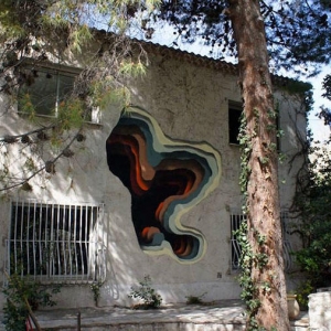 街头艺术家把房子变成穿越时空虫洞的巨型3D画作